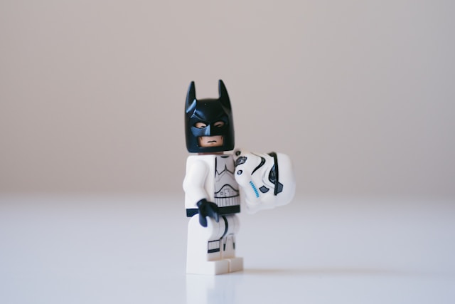 Показана минифигурка LEGO штурмовика, но вместо шлема у фигирки черная маска Бэтмена.
                  В одной руке у него, белый шлем штурмовика